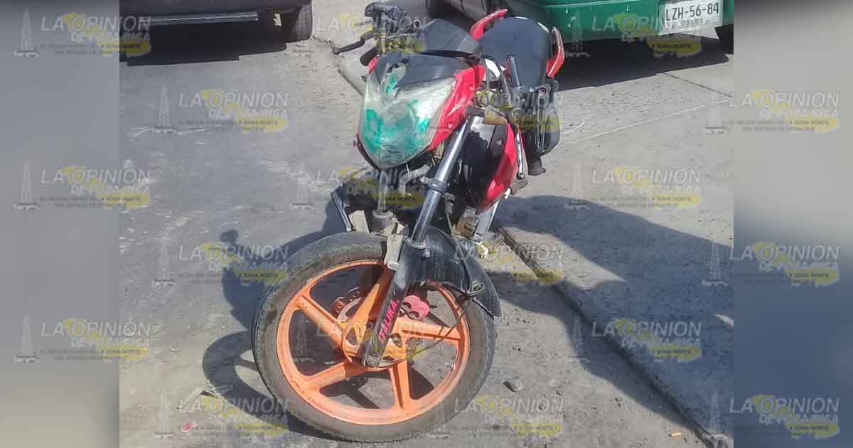 Motociclista choca contra un vehículo