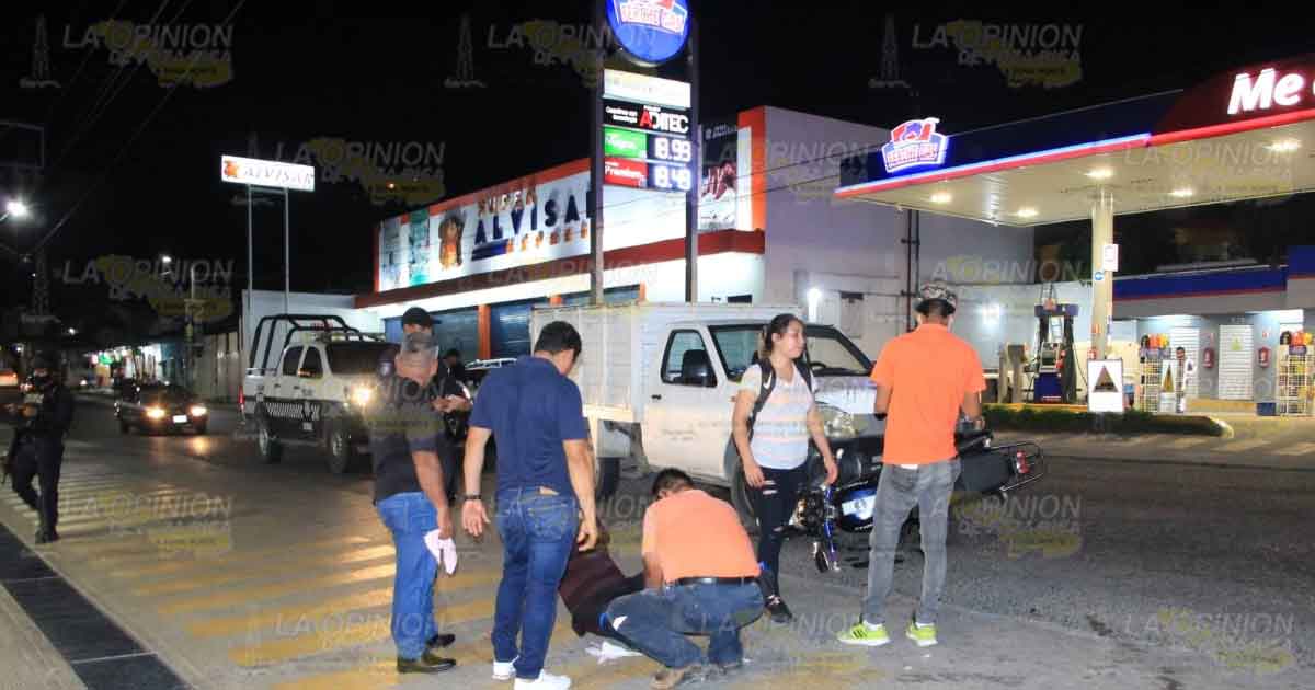 Motociclista dio vuelta en U y lo impactan