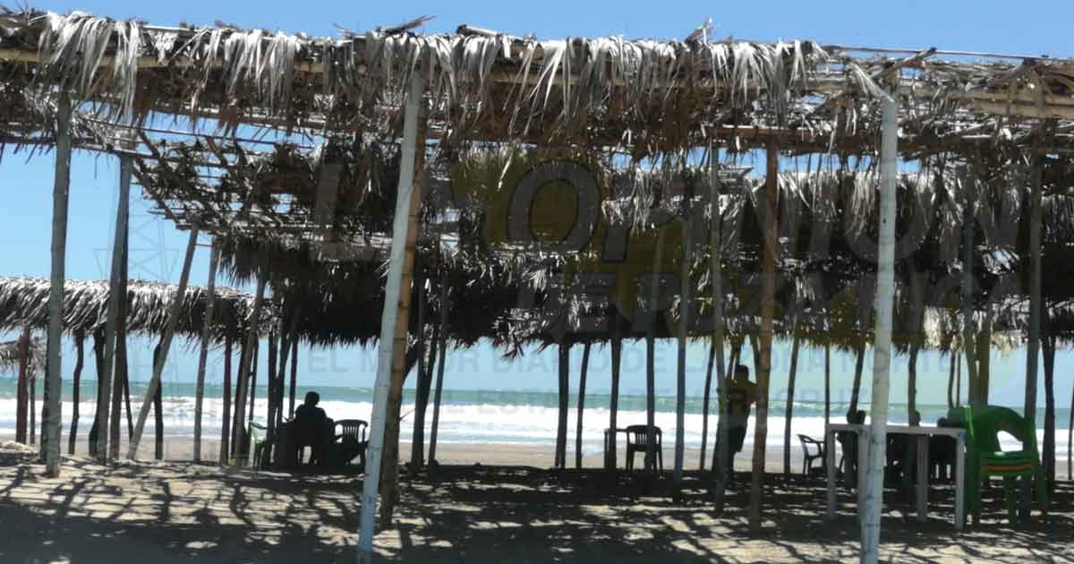 Palaperos cumplen con distanciamiento entre cada mesa