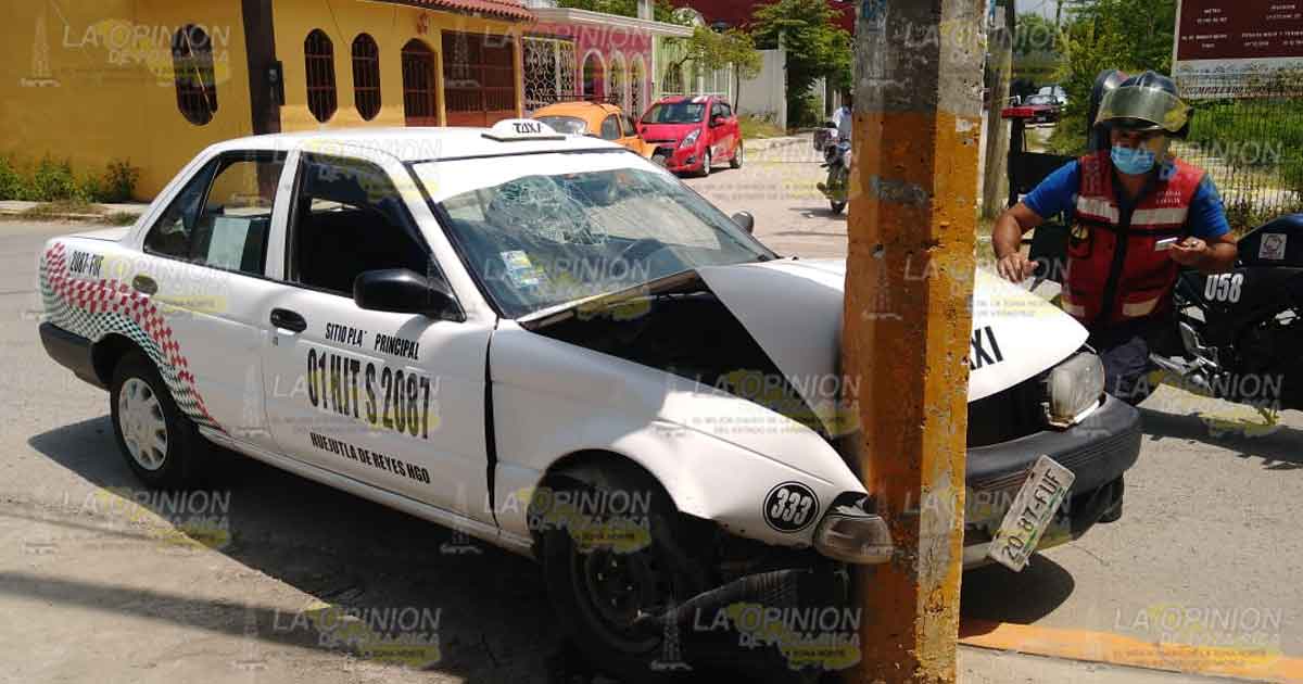 Taxi choca contra un poste; pasajero resulta lesionado
