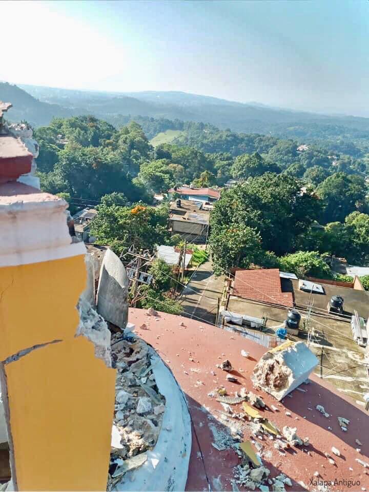 Impacta relámpago a iglesia de Tlalnehuayocan