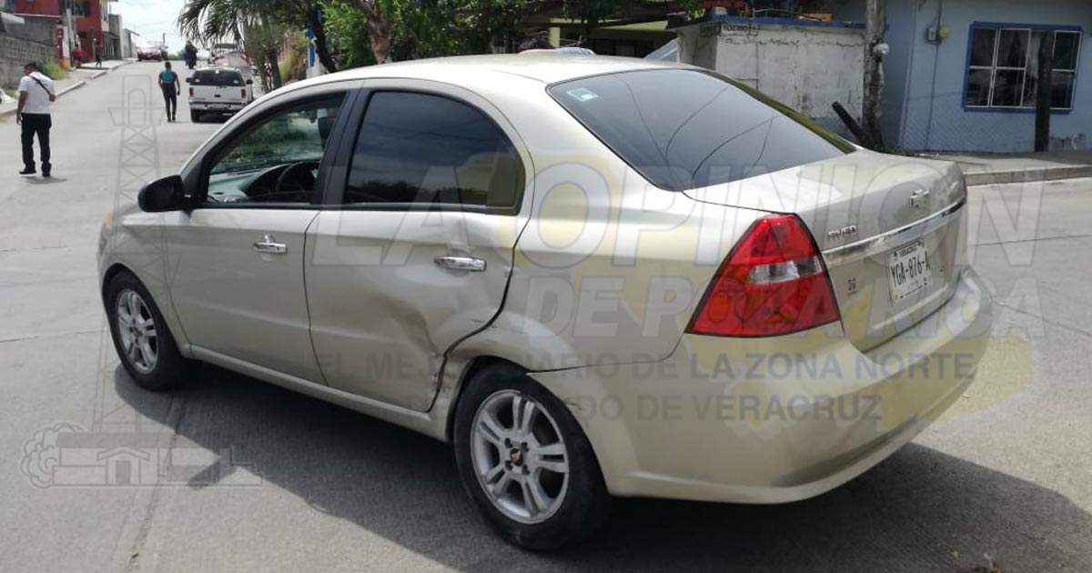 Fuerte choque en crucero de la colonia El Esfuerzo, de #Tuxpan