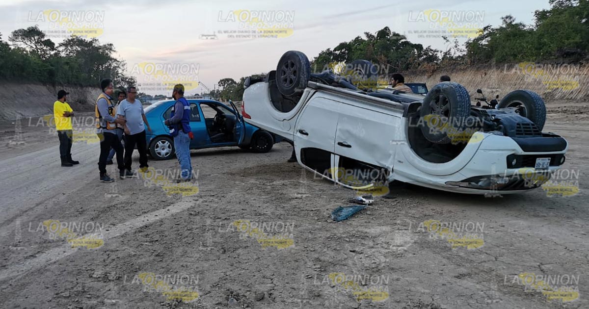 Vuelca camioneta en un terraplén