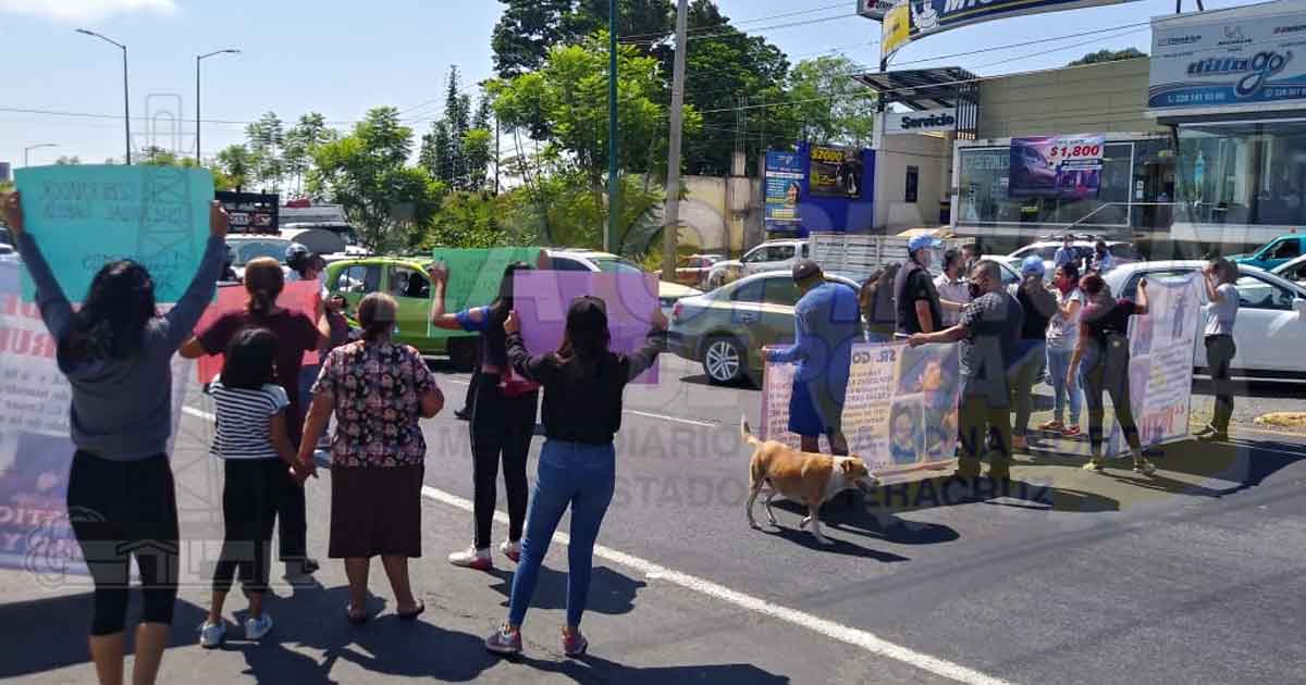 Cierran la carretera a Xalapa, piden justicia para Goyo y Pablo