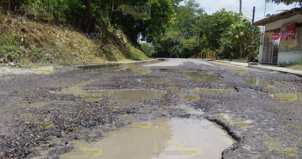 Se pierden miles de litros de agua por fuga en Corralillos, Coatzintla