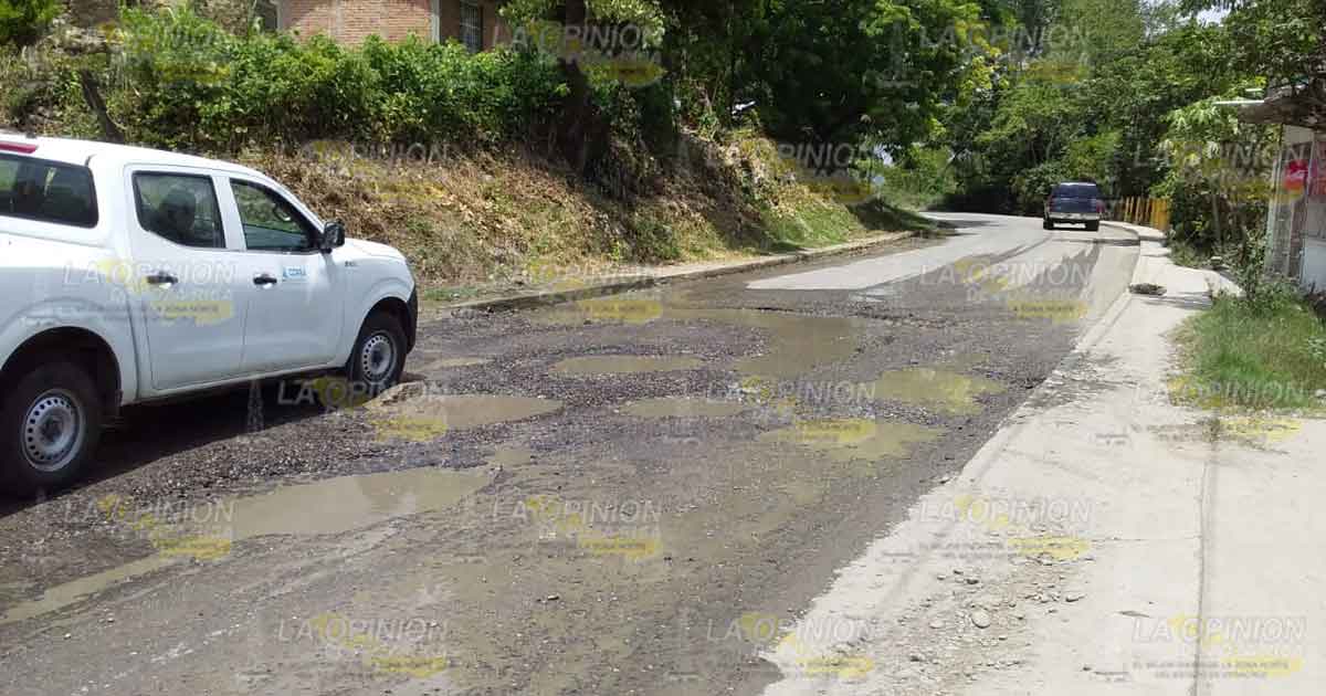 Se pierden miles de litros de agua por fuga en Corralillos, Coatzintla