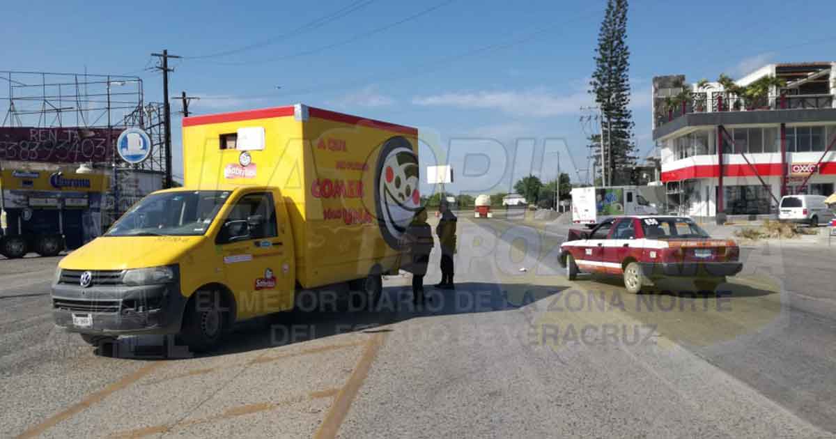 Cruza sin precaución y choca