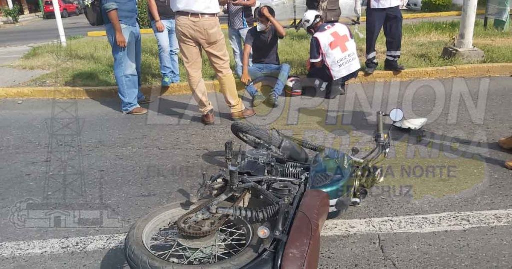 No respeto la luz del semáforo e impacto a un motociclista