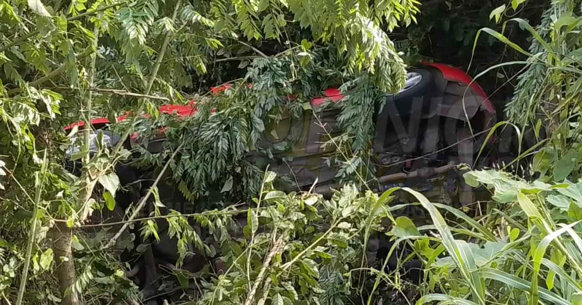 Sobrevive a volcadura ama de casa de Cazones de Herrera