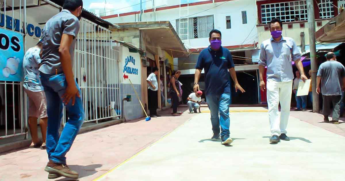 Alcalde de Naranjos supervisa obras que se llevan a cabo en la zona centro