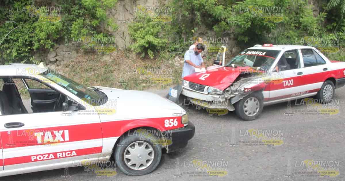 Fuerte encontronazo entre dos taxis