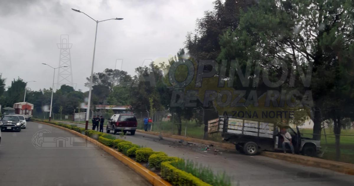 Chocan comerciantes en el bulevar Bicentenario de Huauchinango