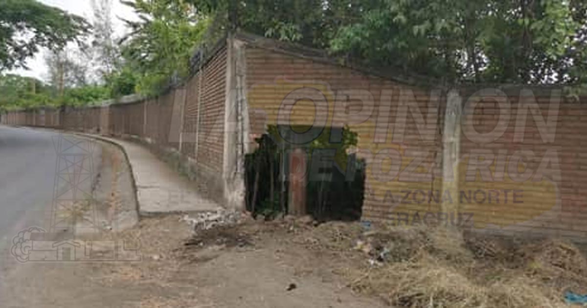 Se impacta sobre la barda de un predio de Pemex