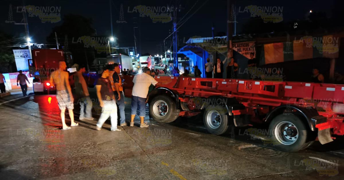 Mala maniobra provoca caos vial en el puente Tuxpan