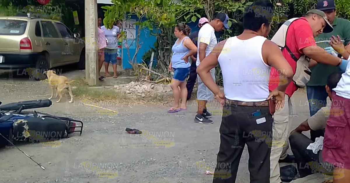 Motociclista lesionado al impactarse en una camioneta