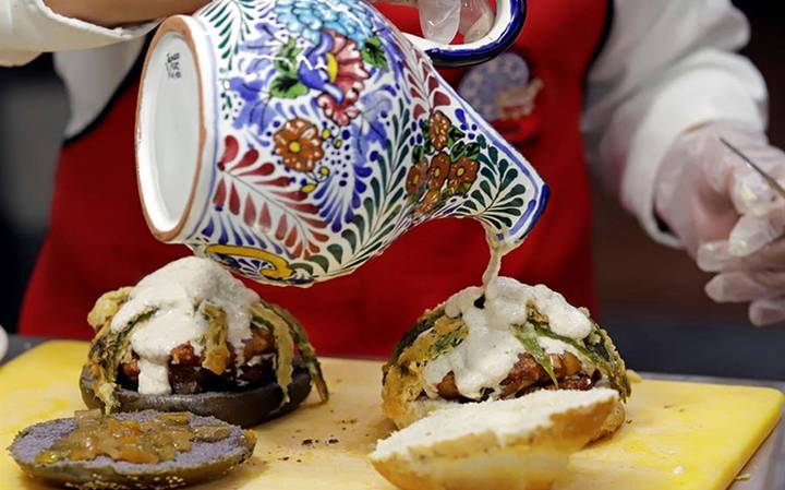 ¡Nogadahamburguesas! Así se reinventan los chiles en nogada por pandemia