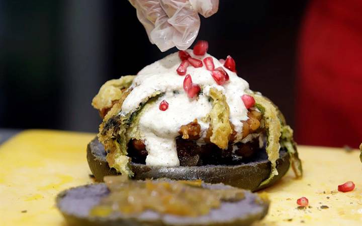 ¡Nogadahamburguesas! Así se reinventan los chiles en nogada por pandemia
