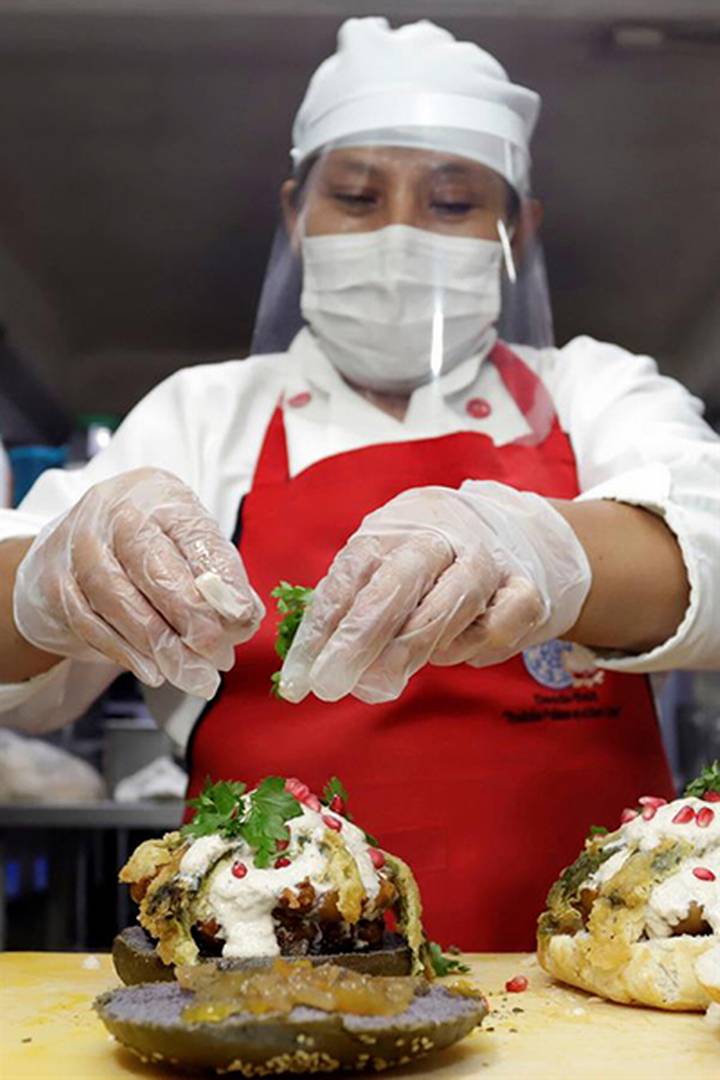 ¡Nogadahamburguesas! Así se reinventan los chiles en nogada por pandemia