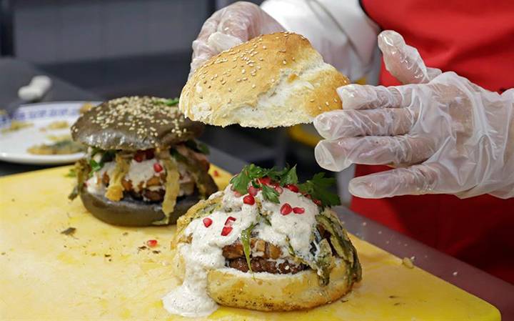 ¡Nogadahamburguesas! Así se reinventan los chiles en nogada por pandemia