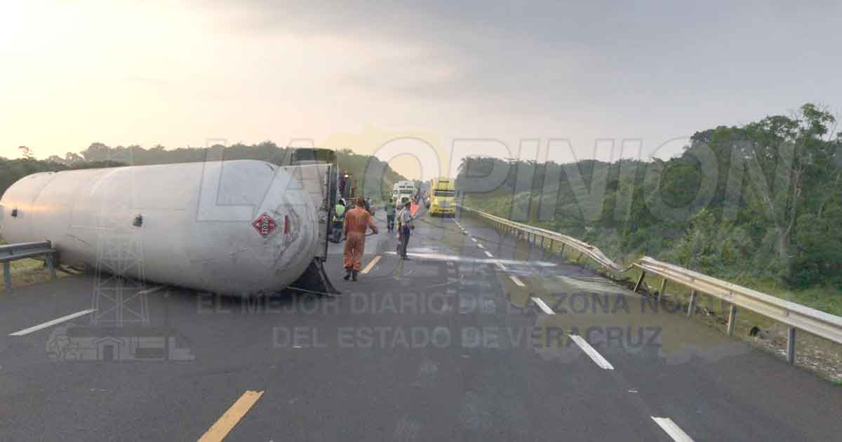 Vuelca camión de doble contenedor dejando daños superiores a 200 mil pesos