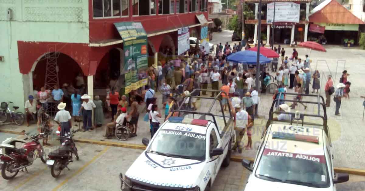 ¿Y la sana distancia? Así expusieron a abuelitos en el pago de pensiones