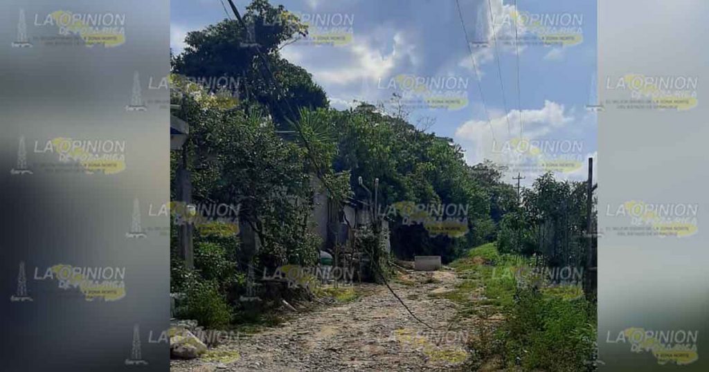 Familias de Mecatlán se quedan sin energía por quema de basura
