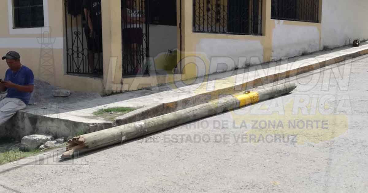 Derriba poste de teléfono