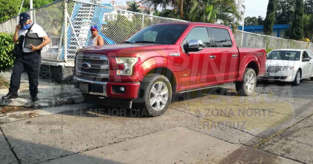 ¡Taxista no hace alto total y choca!