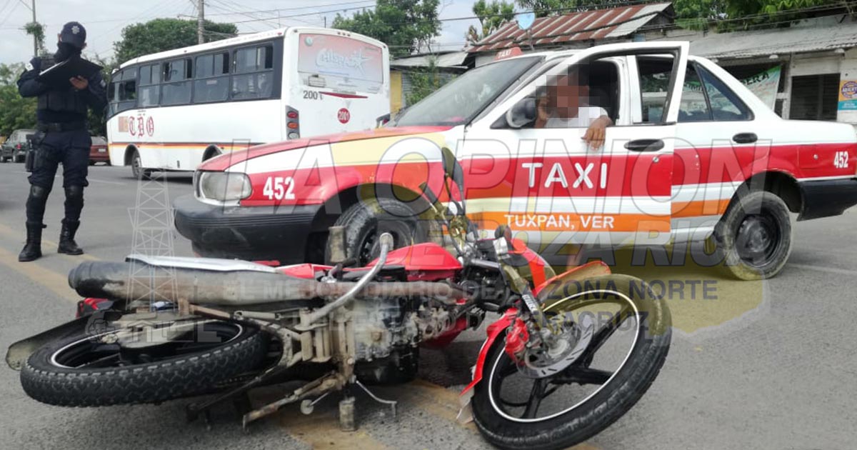 Taxistas derriban a motociclistas