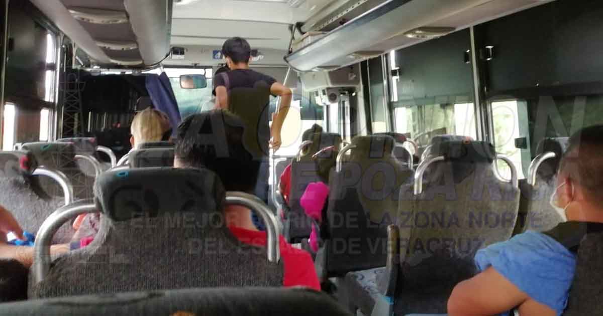 No hay sana distancia en transporte público del Totonacapan