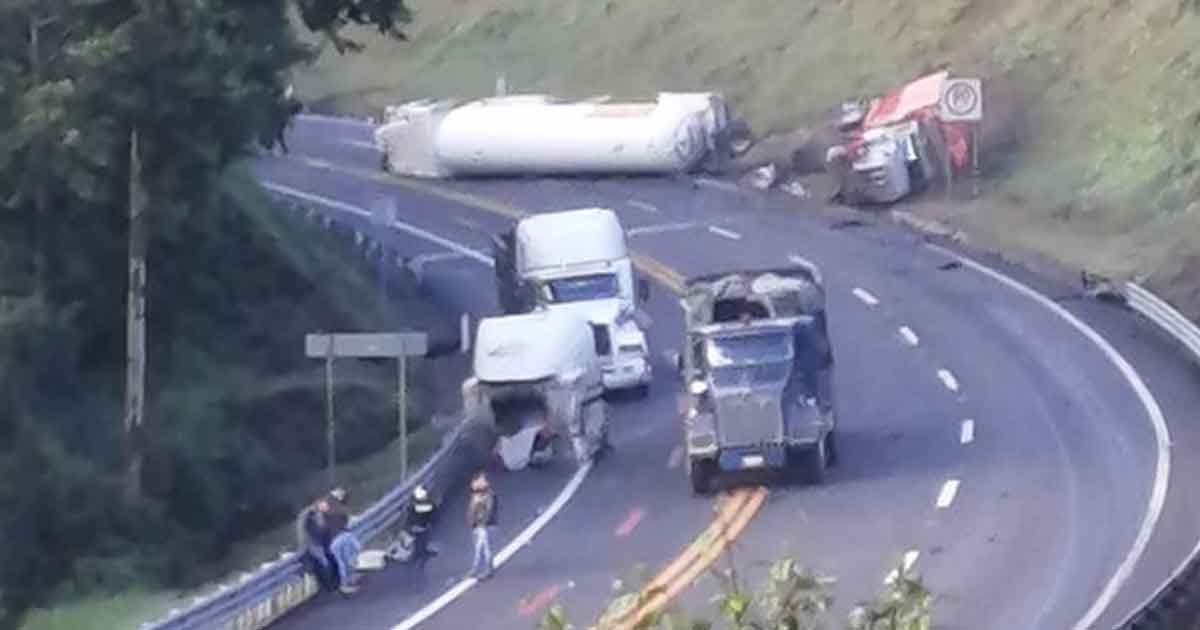 Cierran autopista México-Tuxpan por choque de tráileres