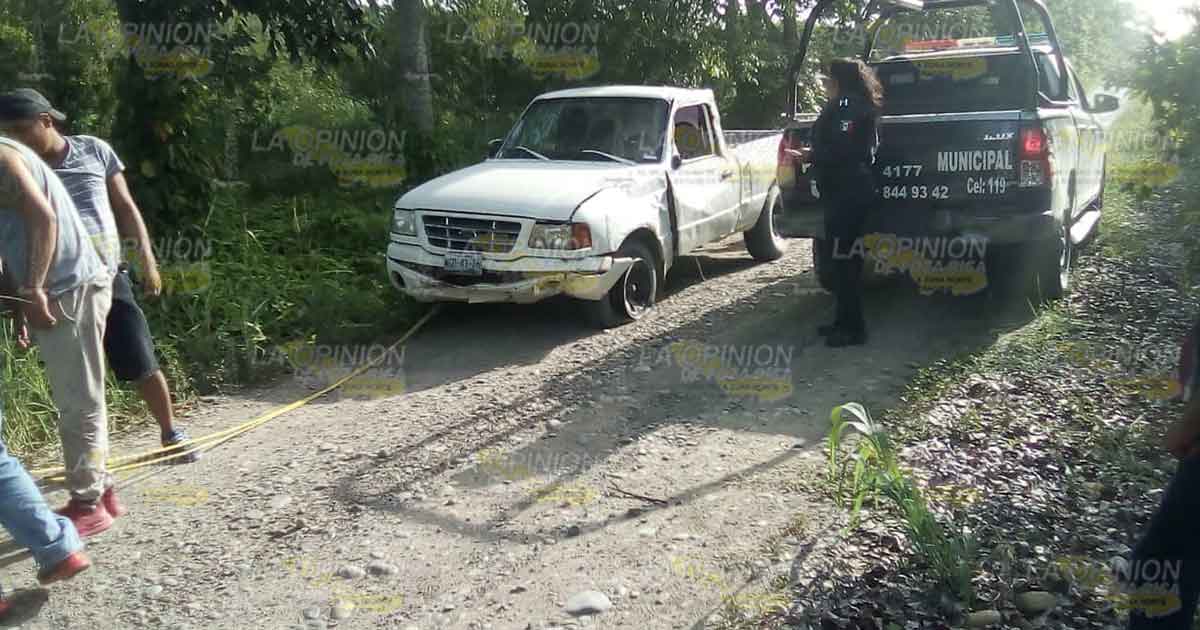 Vuelca una camioneta en camino de terracería