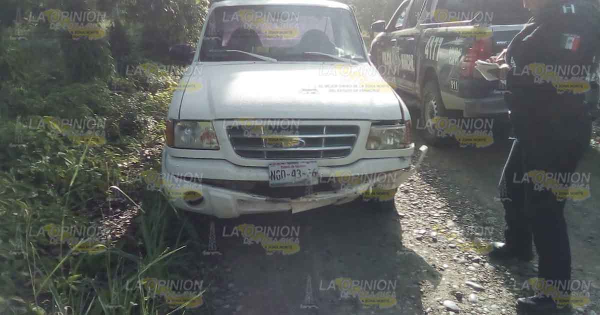 Vuelca una camioneta en camino de terracería