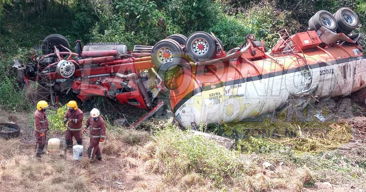 Vuelca pipa que iba repleta de combustible