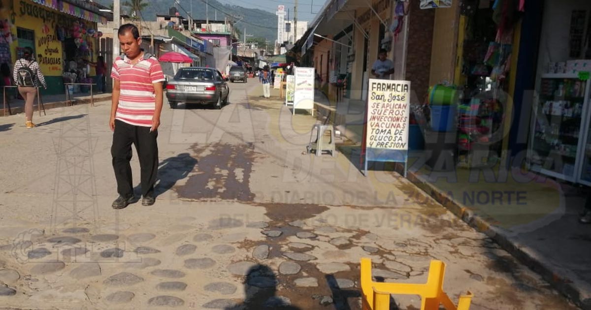 Inundan de banners publicitarios las calles y banquetas de mercancía, en Coyutla