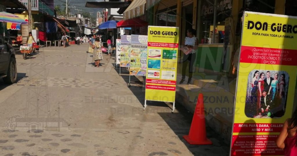Inundan de banners publicitarios las calles y banquetas de mercancía, en Coyutla