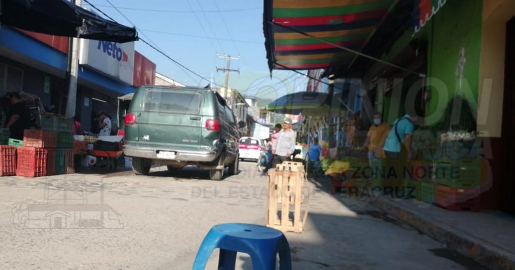 Inundan de banners publicitarios las calles y banquetas de mercancía, en Coyutla