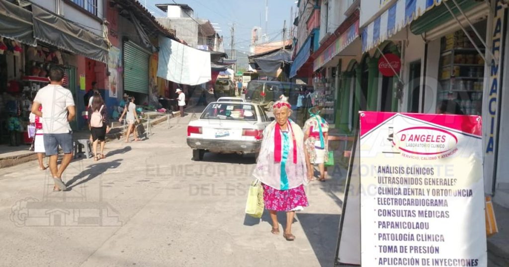 Inundan de banners publicitarios las calles y banquetas de mercancía, en Coyutla