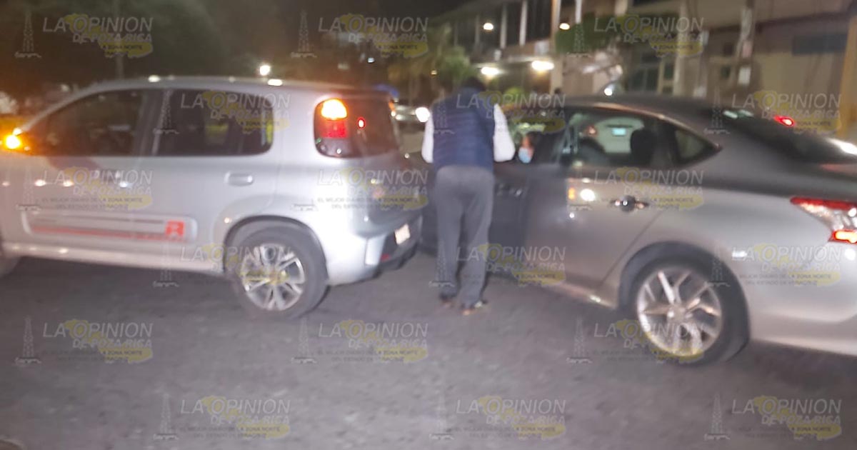Chocan dos automóviles particulares en la colonia Cazones