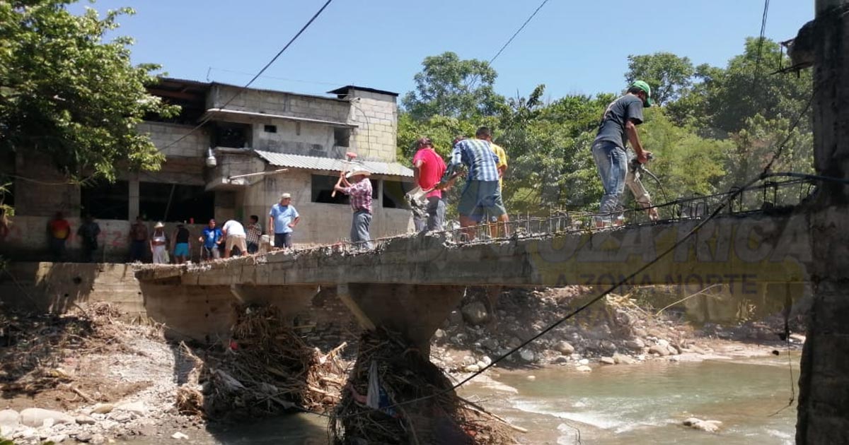 Derriban puente peatonal en Coyutla
