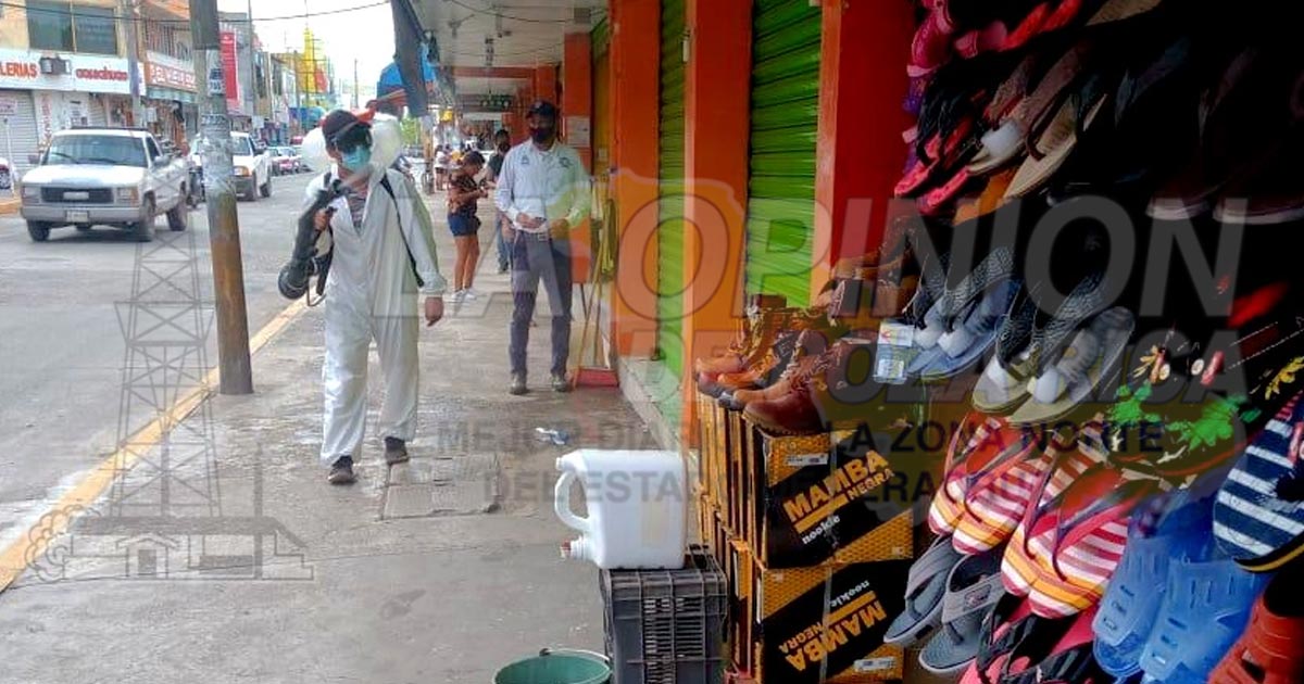 Mantienen trabajos de sanitización en el mercado