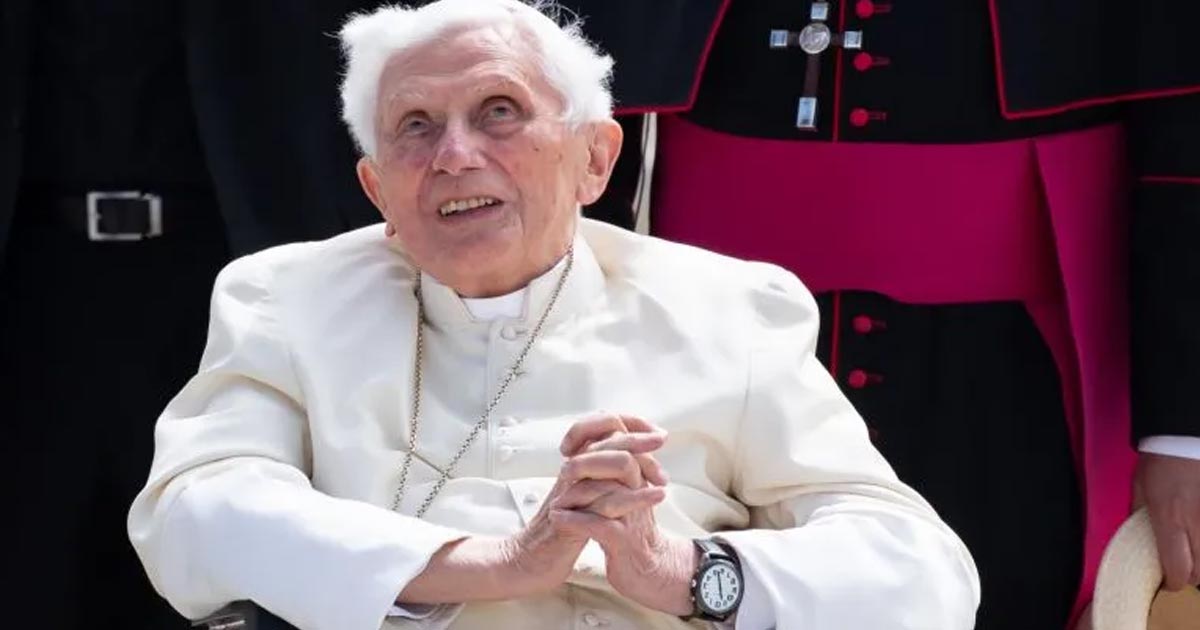 Benedicto XVI está gravemente enfermo, según biógrafo