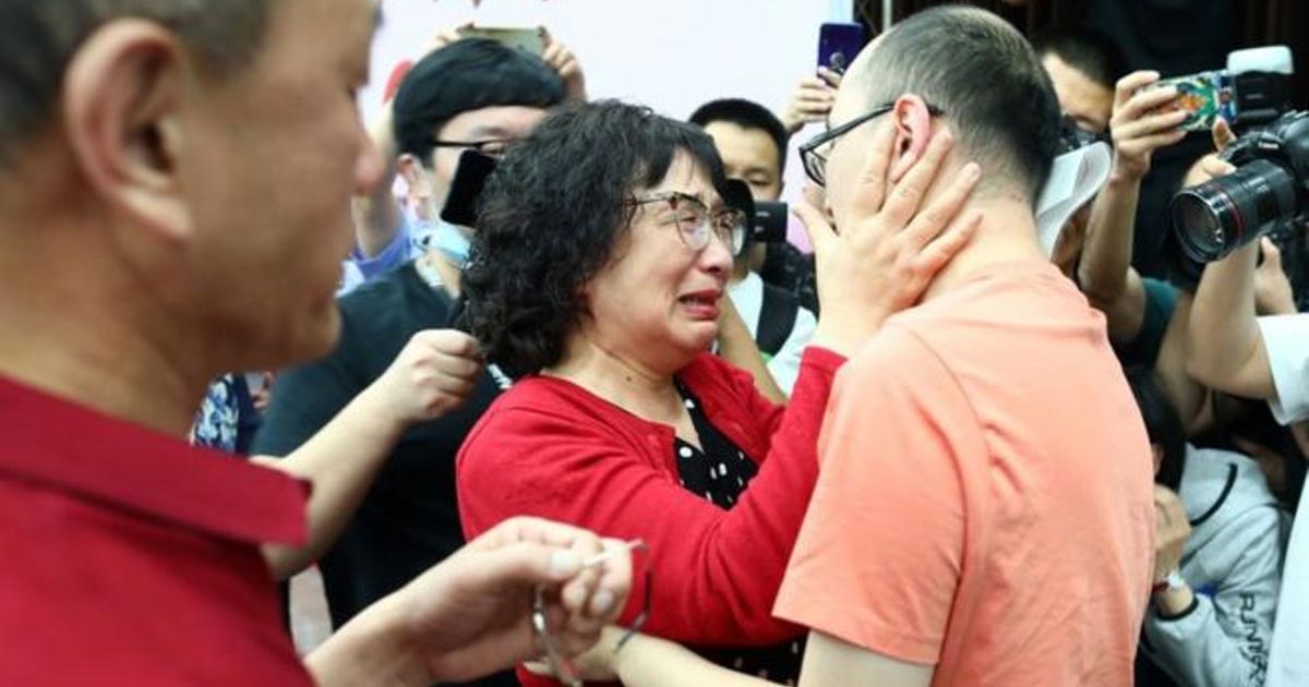 "Me costó 32 años, pero finalmente encontré a mi hijo que fue secuestrado y vendido"