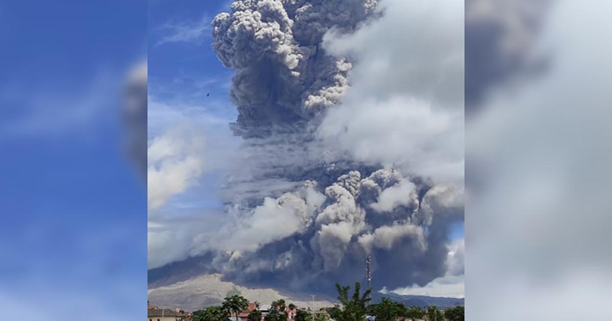 Erupción del volcán Sinabung 2020 en imágenes: enorme columna de ceniza (+Video)