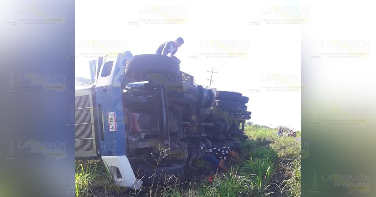 Vuelca tráiler en Tierra Blanca Booxter