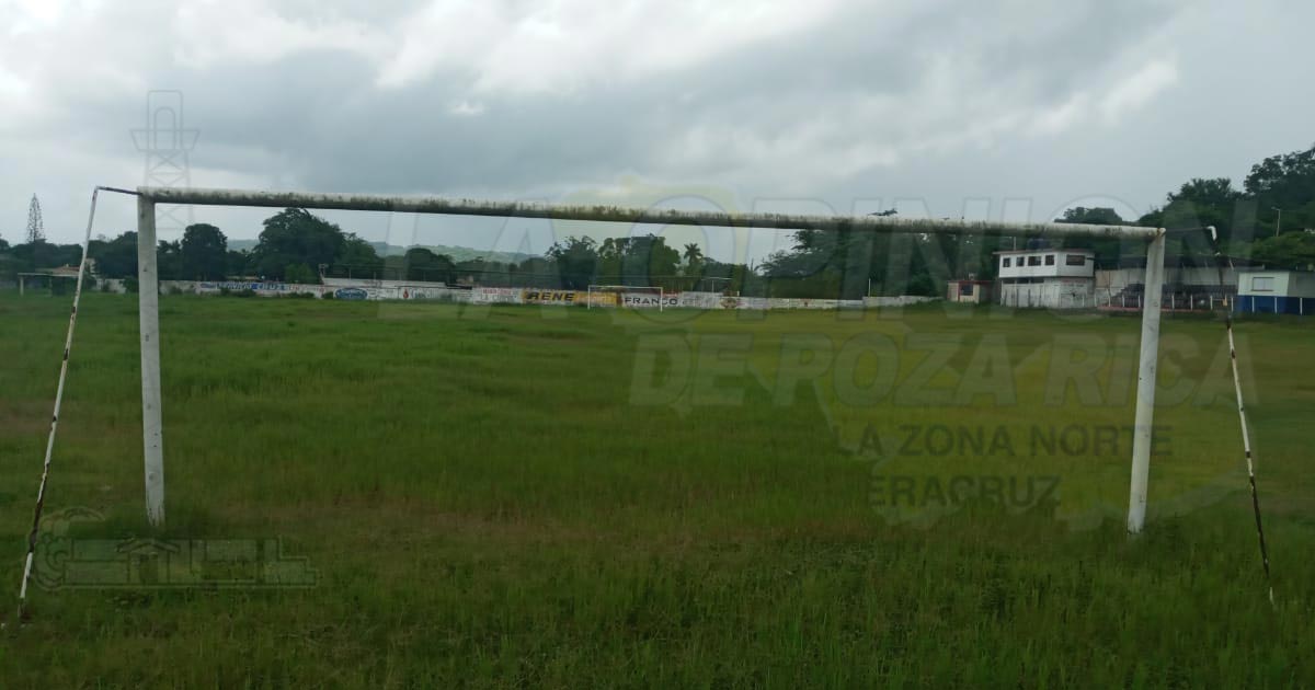 Se mantienen varios campos deportivos llenos de Maleza