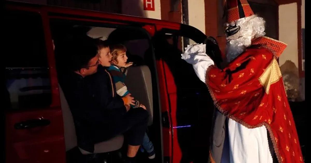 Navidad 2020: Santa entrega regalos a niños sin que bajen del auto