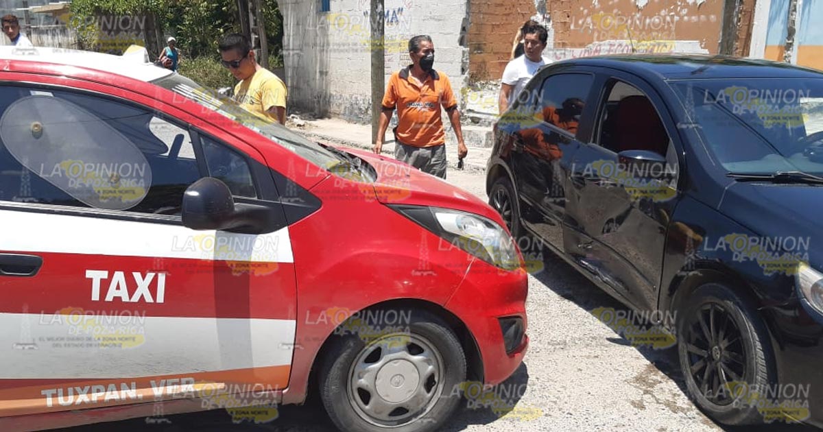 Taxista no hace alto y choca