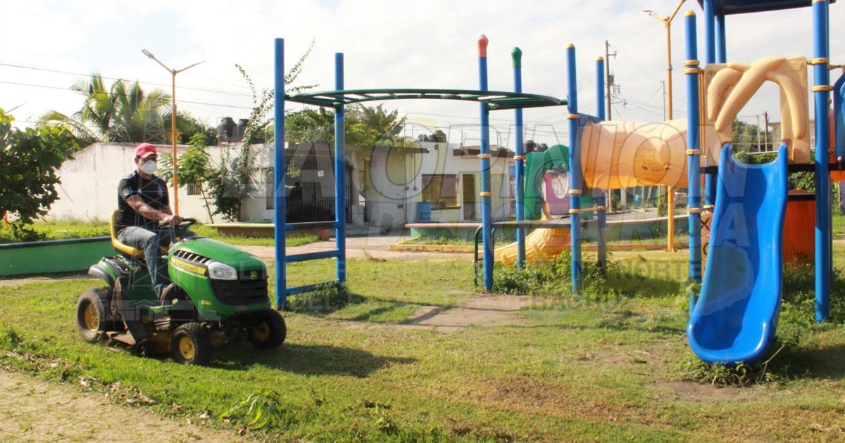 Retiran maleza de parques de Coatzintla, cerrados por la pandemia de Covid-19