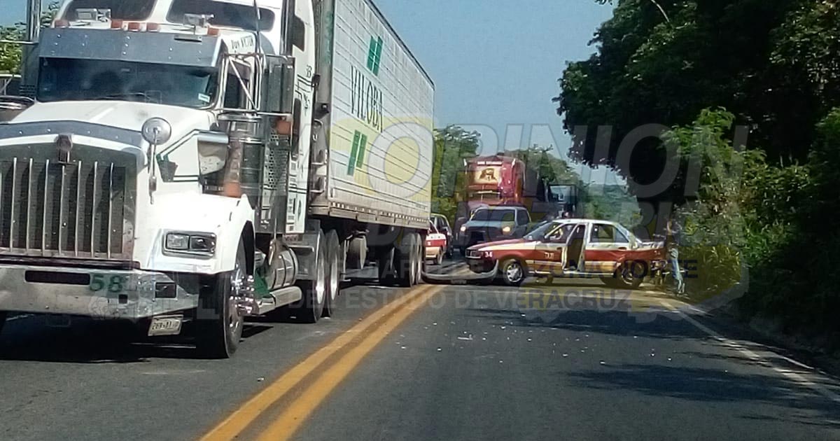 Tráiler impacta a un taxi de Cerro Azul